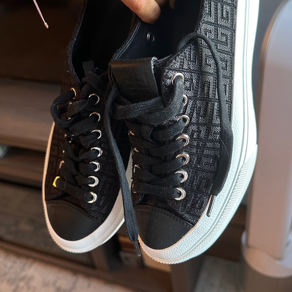 Givenchy Black and White Low-Top Sneakers - Picture 3 of 7